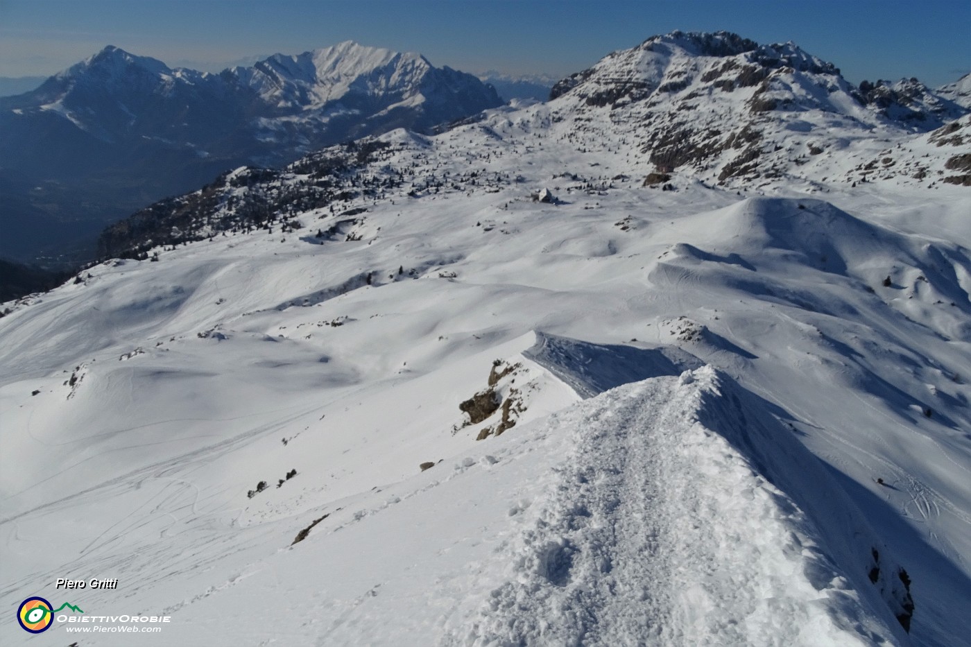 74 Scendo con attenzione specialmente qui  la ripida affilata cresta nord-est .JPG